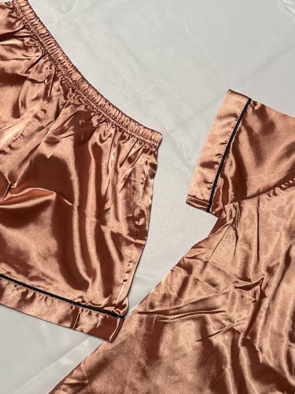 Pijama de Satén Corta con Ribetes Negros