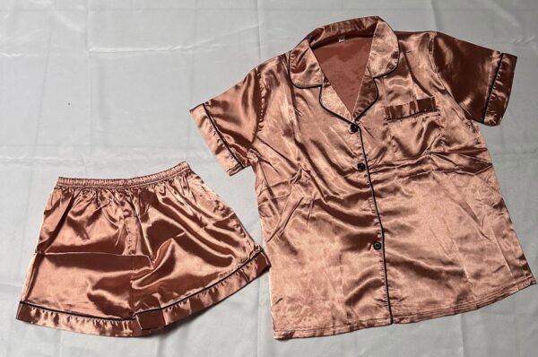 Pijama de Satén Corta con Ribetes Negros