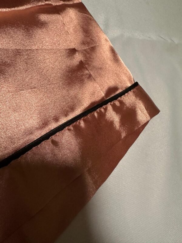 Pijama de Satén Corta con Ribetes Negros