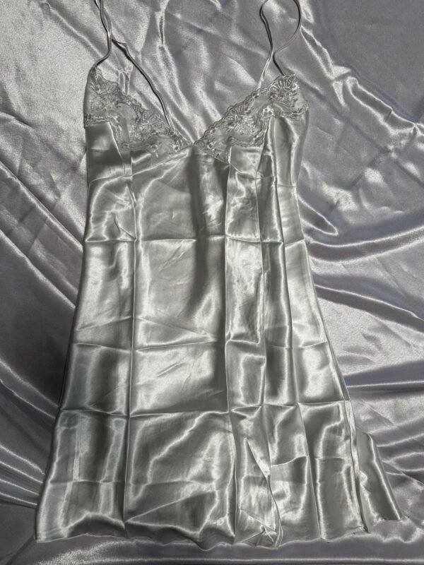 Baby Doll de Satín con Escote de Encaje y Tirantes Cruzados