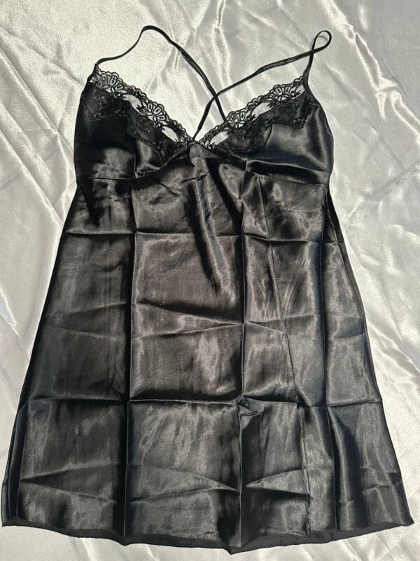 Baby Doll de Satín con Escote de Encaje y Tirantes Cruzados