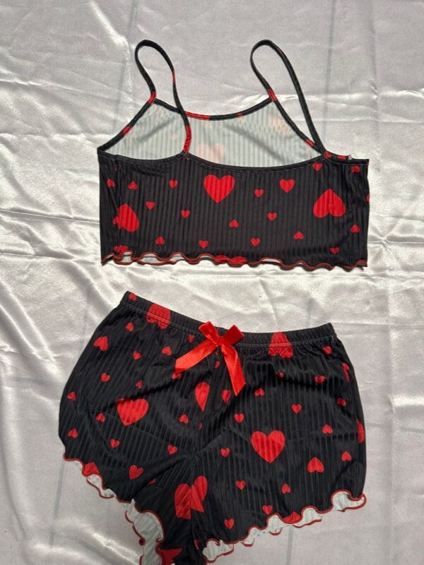 Pijama Corta 'Amor Vibrante': Top de Tirantes y Short con Estampado de Corazones Rojos