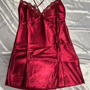 Baby Doll de Satín con Escote de Encaje y Tirantes Cruzados