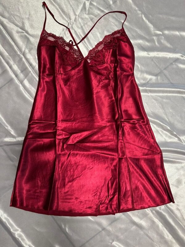 Baby Doll de Satín con Escote de Encaje y Tirantes Cruzados